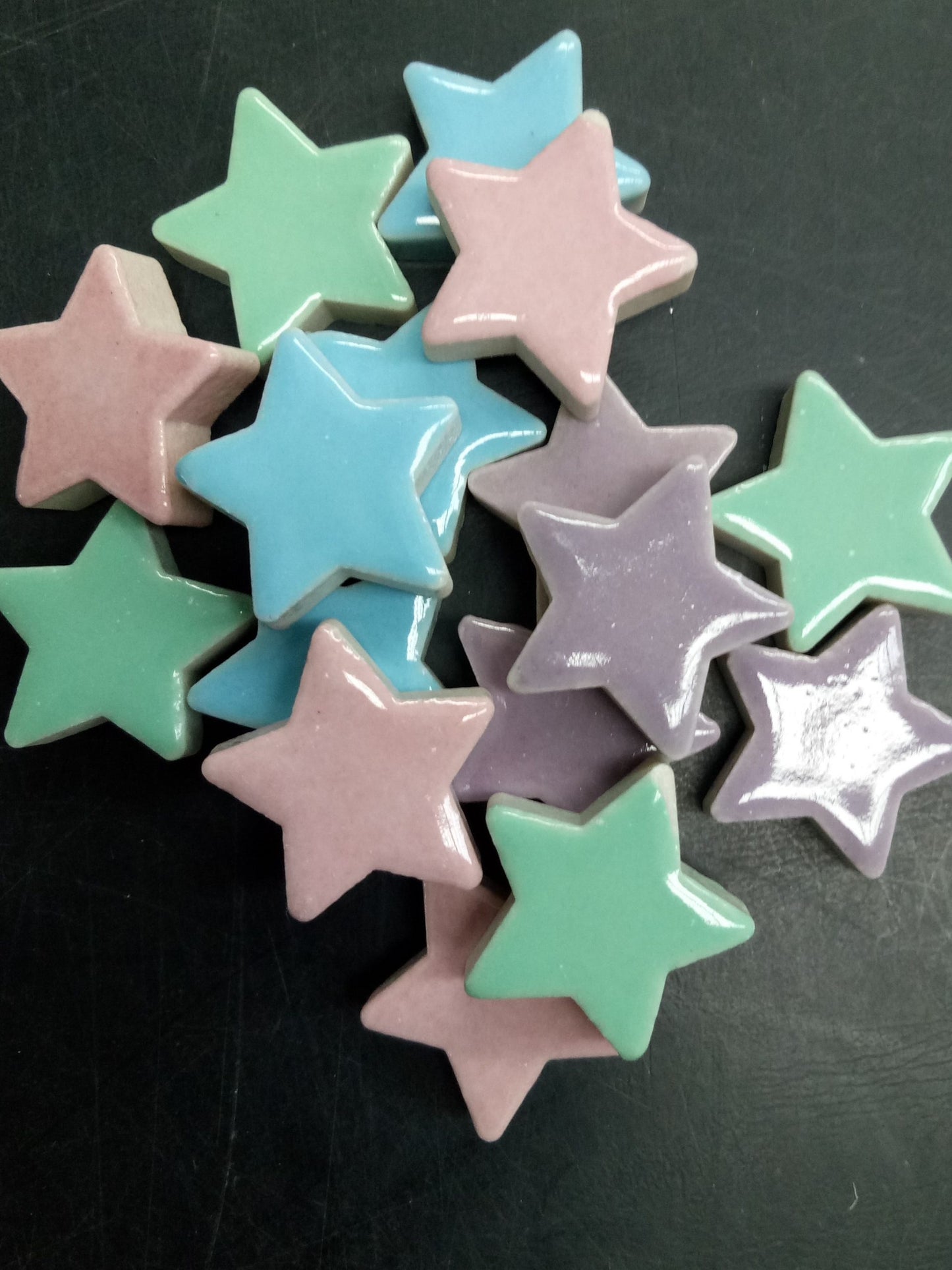 MXDSTRSPK - Mixed Glazed Ceramic Stars with Pink - 2cm x 7mm